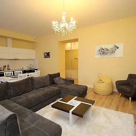 New Luxury With Two Bathrooms شقة *