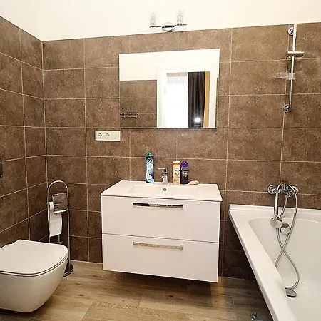 New Luxury With Two Bathrooms *